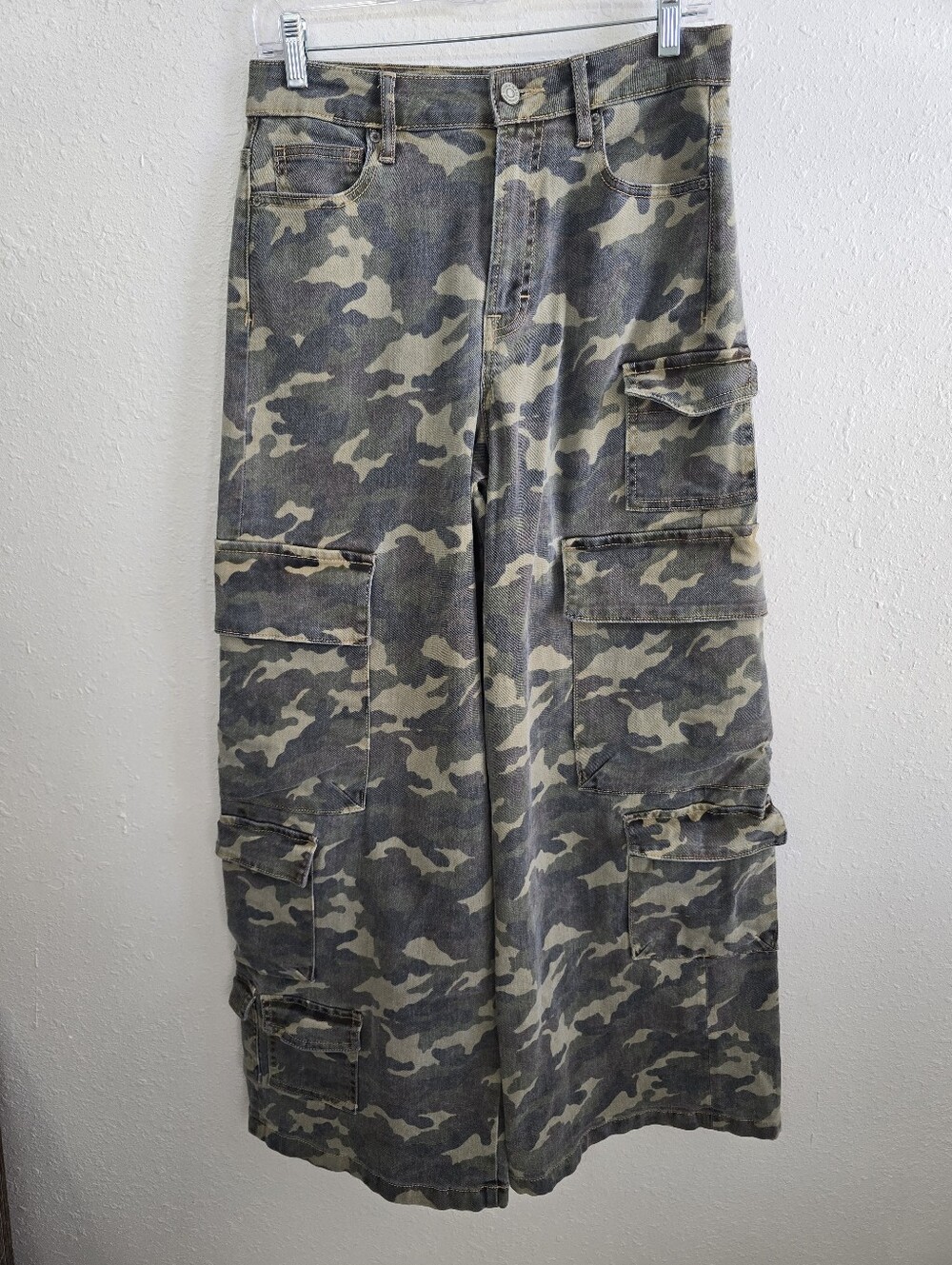 Hidden Premium Army Green Camo Wide Cargo Jeans Size 28 NWOT - Picture 6 of 11